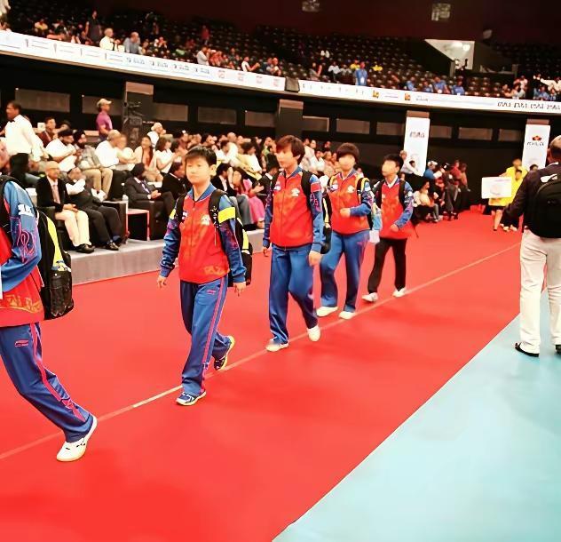 镜头拍的远莎莎好小一只啊我在想她不会是女队个子最小的一个吧每次都是站在队