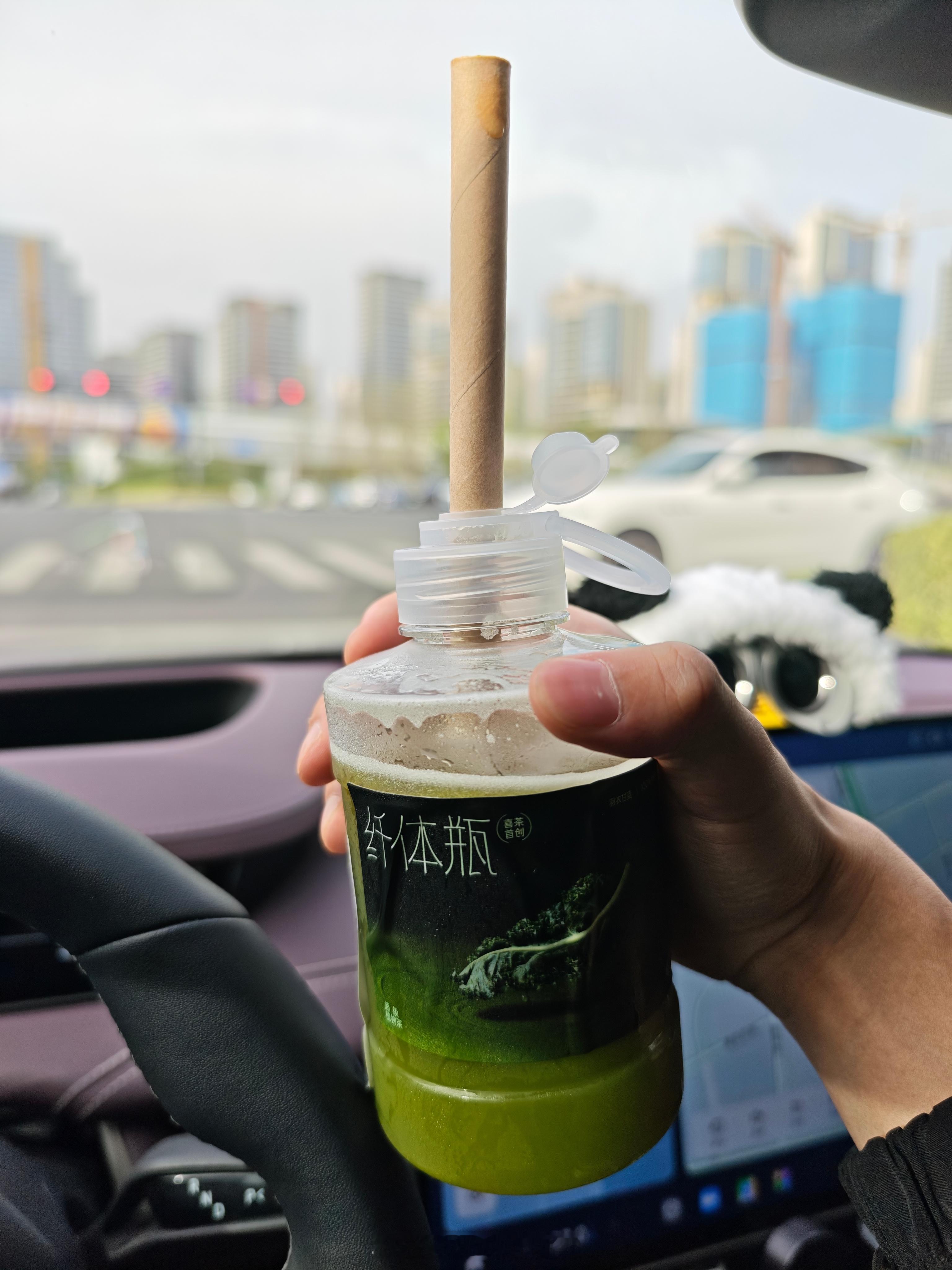 每次喝喜茶碰到纸吸管都给我恶心的够呛。打着环保的旗号全部做纸吸管，你杯身那么大一