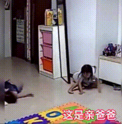 无疑这是亲爸！终于理解了什么叫眼疾手快！客厅里，两个女孩在各自玩耍，一个躺在