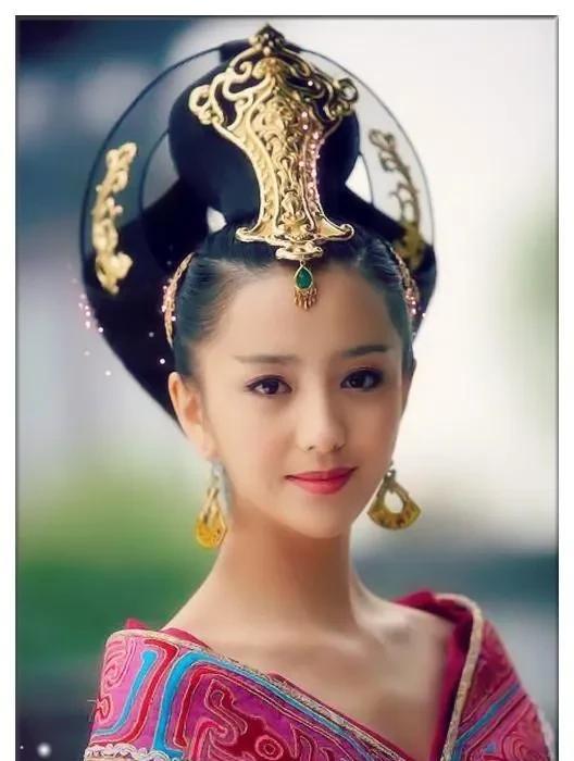 陈思成的前任和现任哪个美？毫无疑问，还是丫丫美，阮巨的颜值和丫丫就不是一个档次