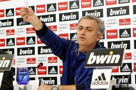 【穆帅发布会突掏小纸条朗读损遍皇马18大教练】皇马赛前新闻发布会上，穆里尼奥拿