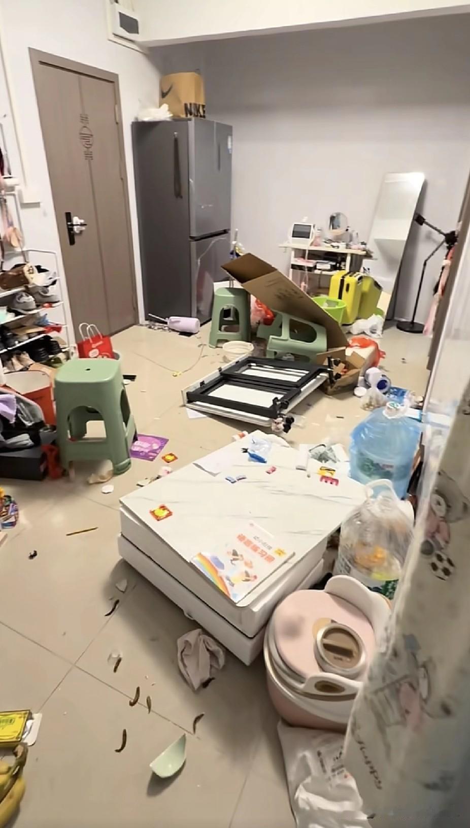 女子因为买了一台1519元的洗碗机她老公就把家里给砸了，女子把视频发出来之后刷爆