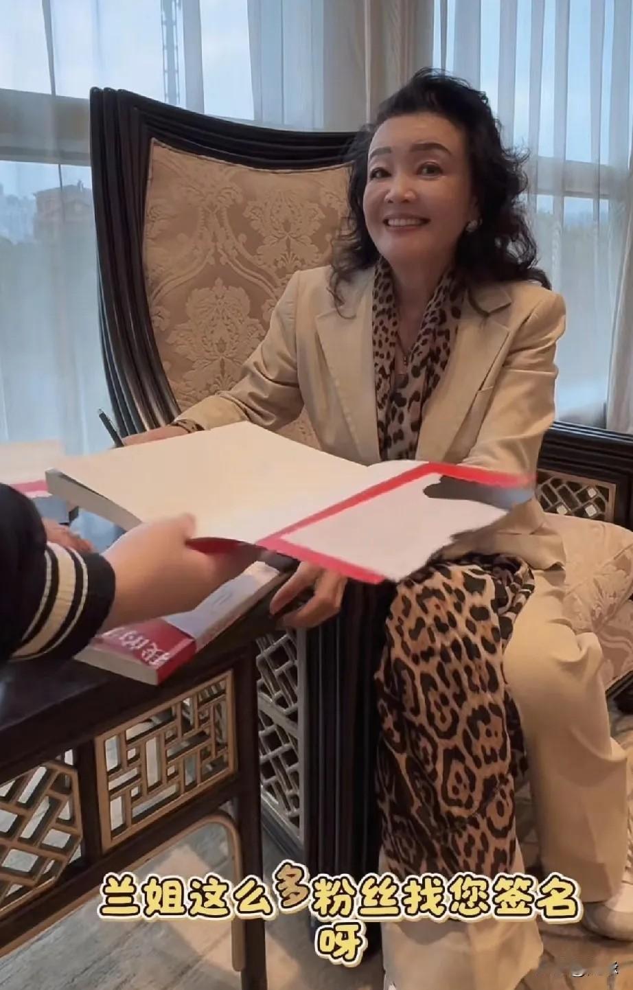 张兰只字不提大S，但有时还是会提大S的两个孩子。近日，张兰参加活动时，被网友求