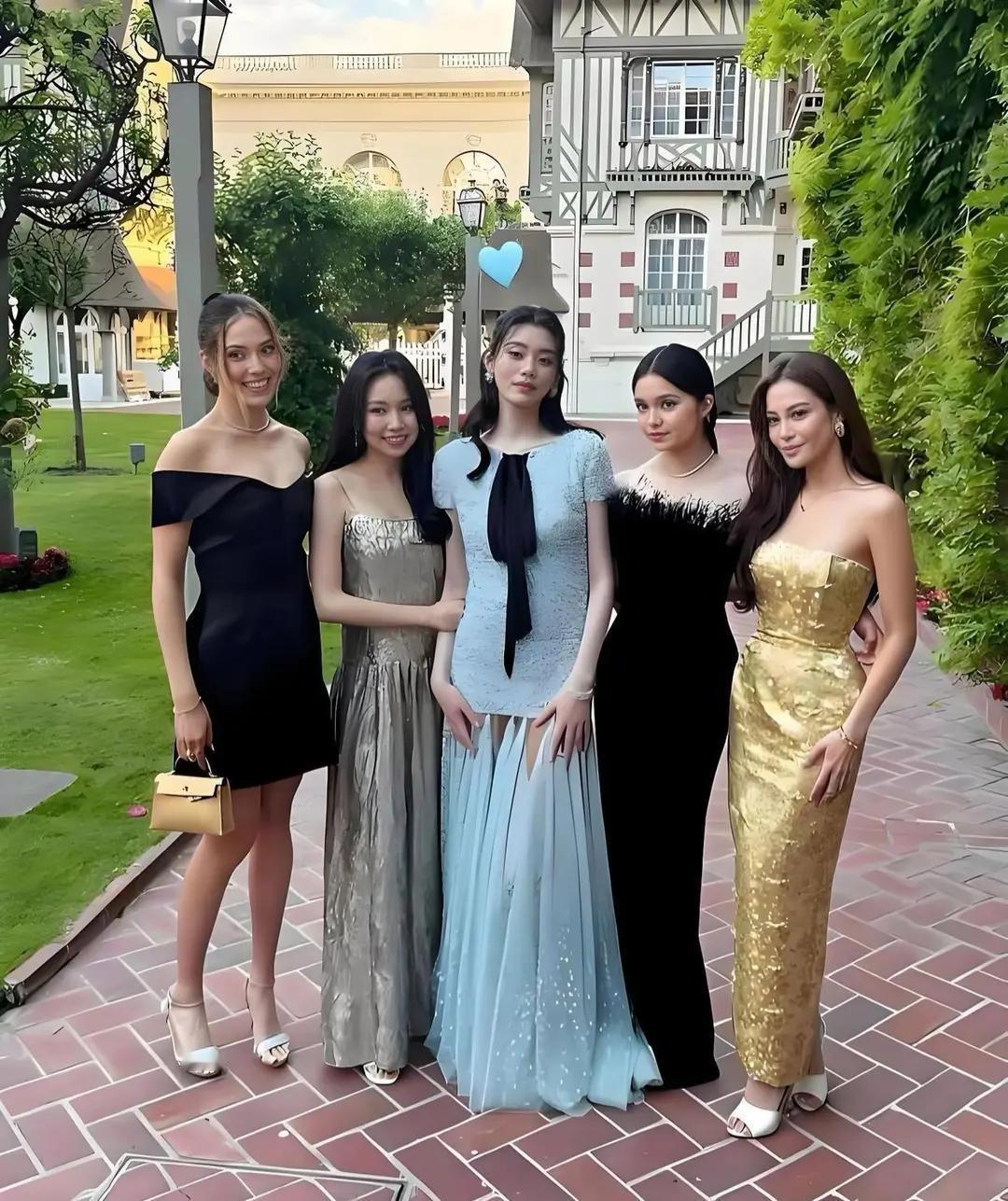 奚梦瑶身边再也看不到谢娜了，婚礼都没请，旁边站着的，是谷爱凌奚梦瑶超模婚礼奚梦