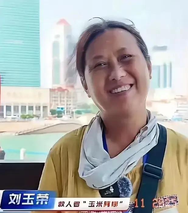 真是“好人有好报”，青岛政府部门将前些日子舍己救人的“玉米大姐”聘任为景区管理员