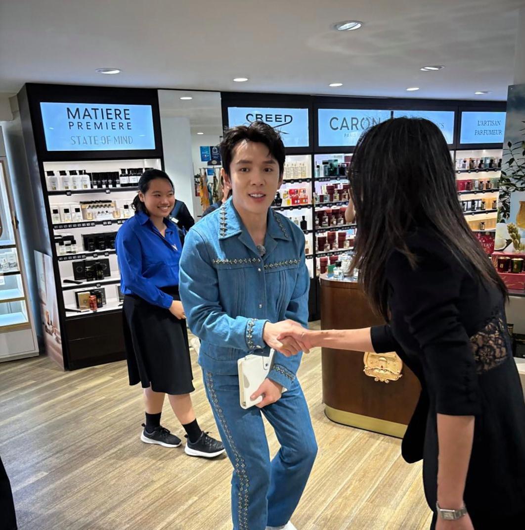 李佳琦在法国逛商场，他看起来好矮，身形比例也不好，目测身高才1.7米左右。而且他