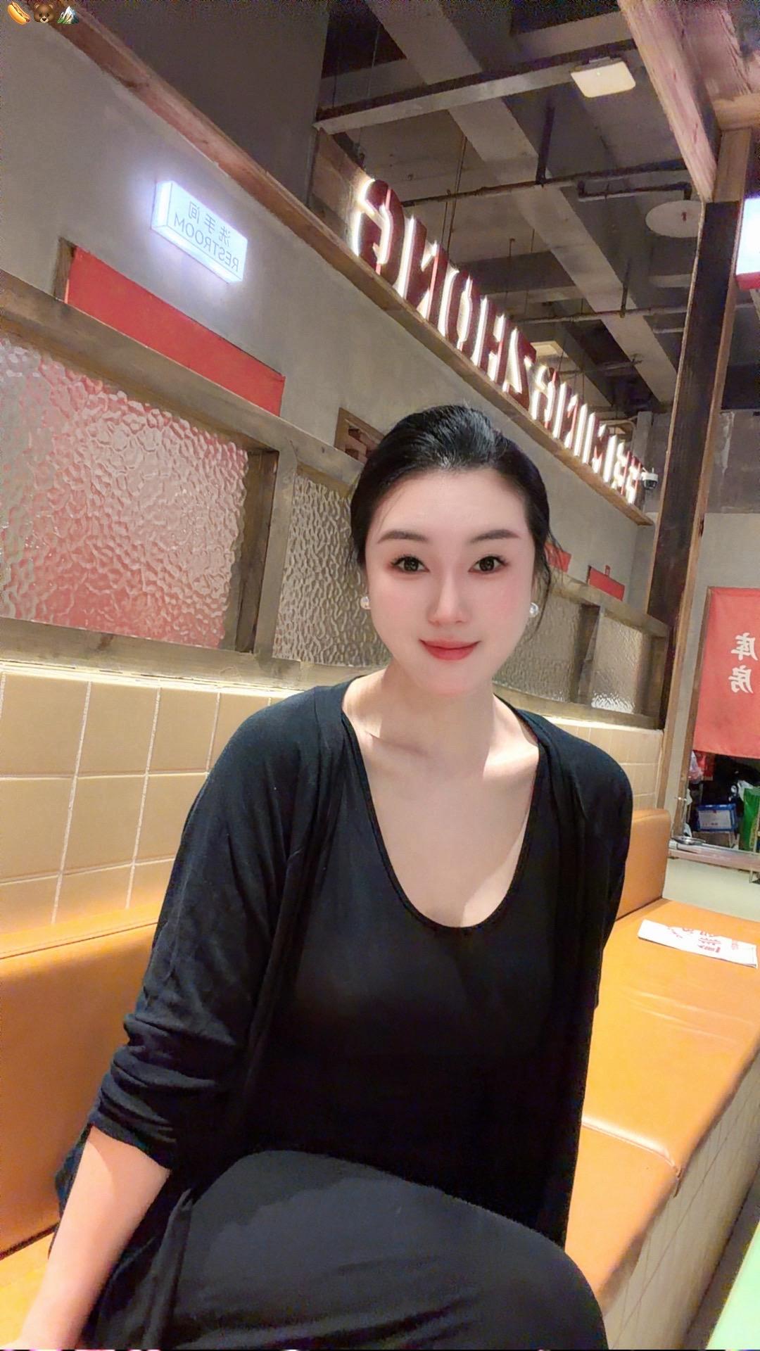 谈完事，换上舒适的便装，和好友小酌一番，美哉💕
