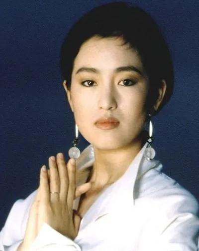 香港的富人很信风水，巩俐到了香港也不免俗地被朋友拉去看面相，没想到大师说得确实在