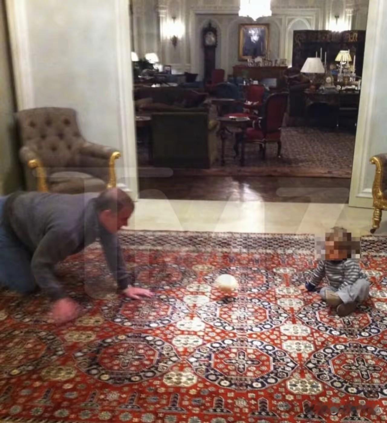 安德鲁和小孩儿玩游戏，玩的东西好像是一只球，现在这家伙身上有硬伤，这要是看到他的