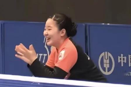 日本女队也玩起来了。张本美和也玩起来了一挑三的游戏。张本美和分别与长崎美柚，