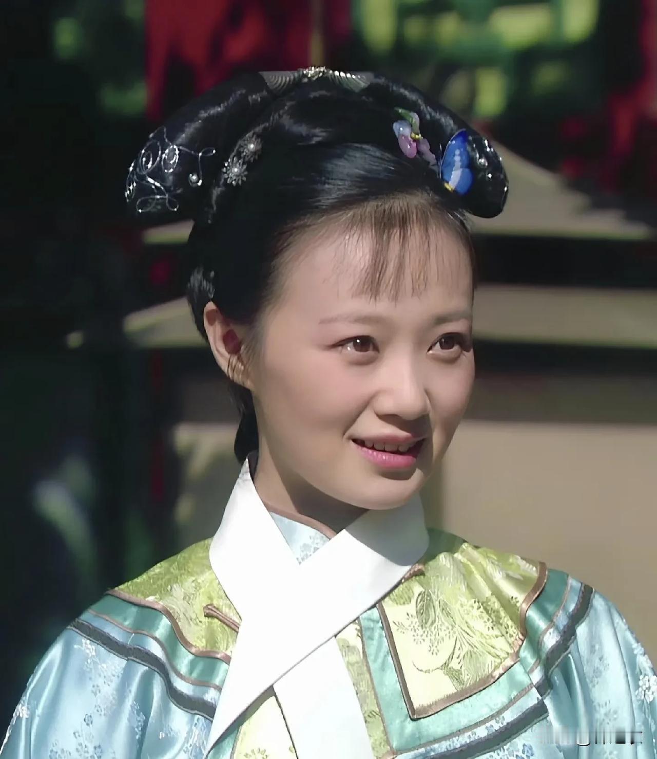 流朱的血早已渗进了甄嬛的骨血，成为她冰冷权谋里的温度——她善待崔槿汐，是流朱教会