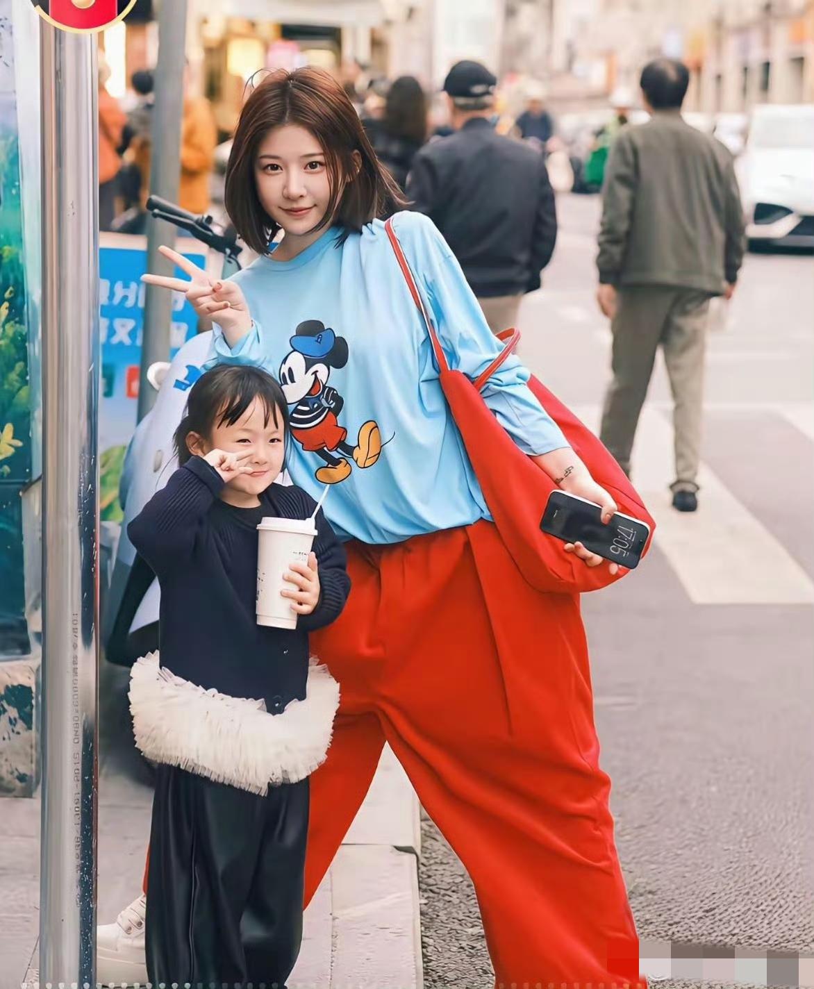 黄一鸣再度携女儿闪闪亮相，在众多曾与王思聪交往过的女性中，她选择了一条格外独特的