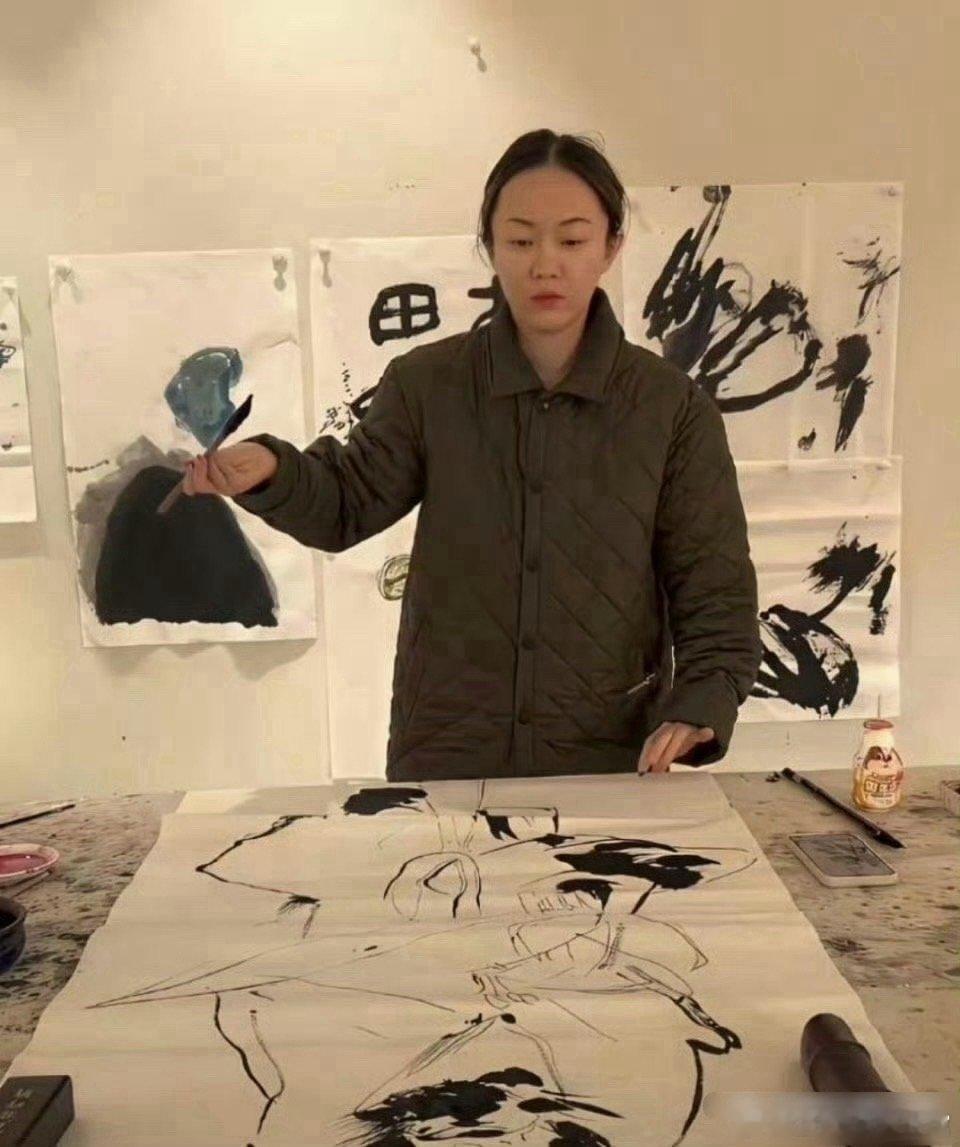 霍思燕素颜在家画画差点没认出来，没有电视上那种距离感了