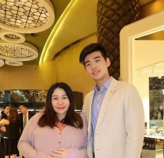 赌王女儿何超盈：从220斤瘦成纸片人，女儿6岁长得像东北学霸老公