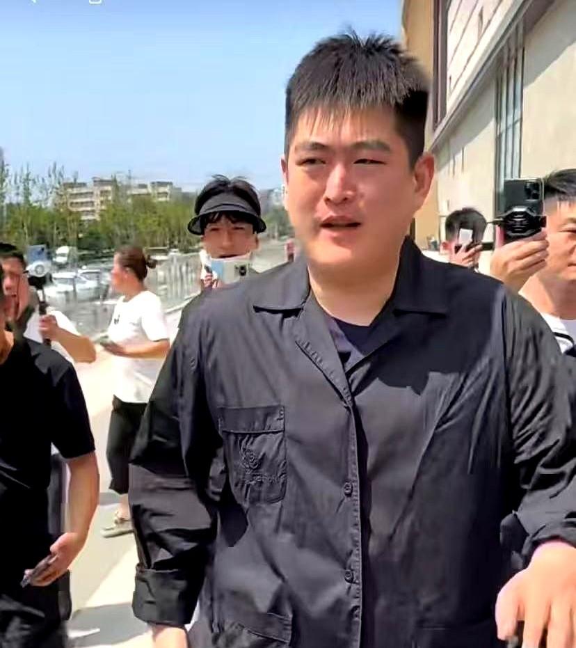 平日里只见其女儿球球，现在终于看到一个全中国最低调的富二代了！赵本山儿子大牛