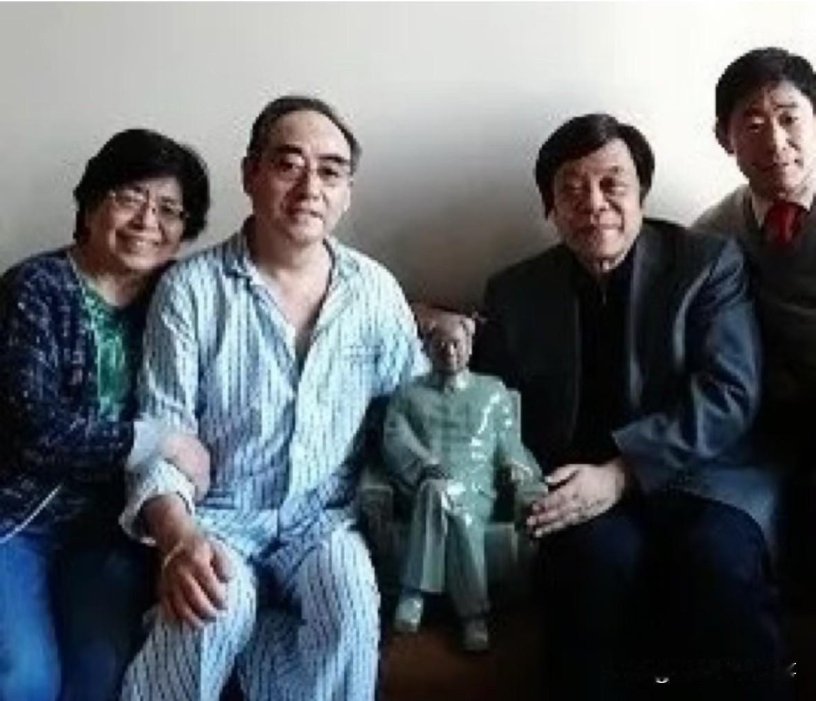 2012年，赵忠祥探望重病中的庄则栋，慰问其妻佐佐木敦子留影赵忠祥你是真够意思