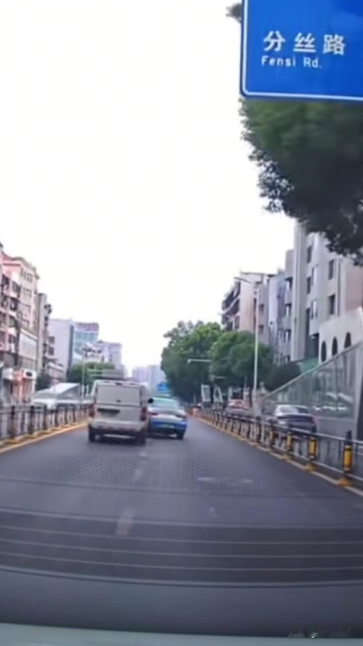湖北孝感这位“斗气”的出租车司机麻烦大了！8月30日上午，出租车与一辆面包车因道