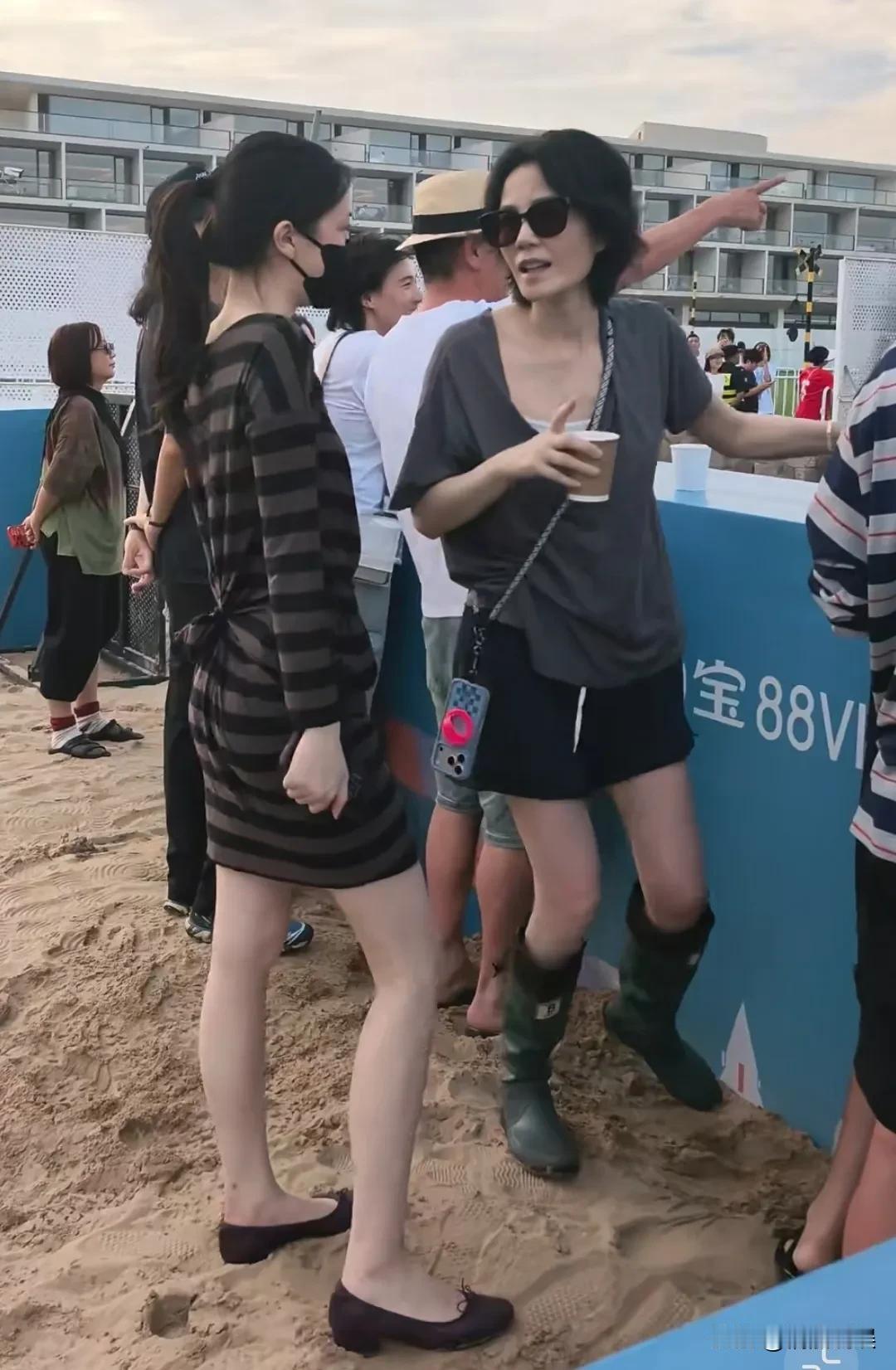 哇塞！李嫣这身材比例，简直就是高度复刻王菲啊，堪比超模身材！母女俩在阿那亚虾米