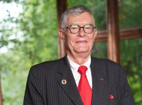 说起来比利时前驻华大使奈斯，真挺有意思。人家干完大使就没回欧洲、也没去土耳其继续