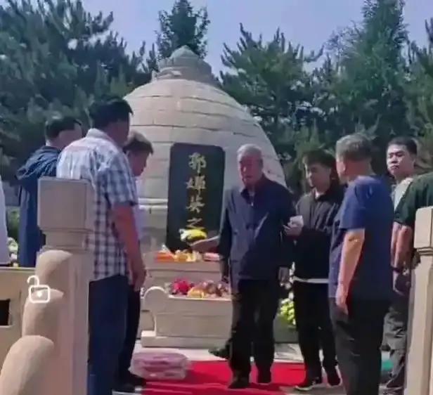 傅全有晚年回乡扫墓，妻子守住了他的来路3一座墓，一位白发老人，一段走过大半生的夫