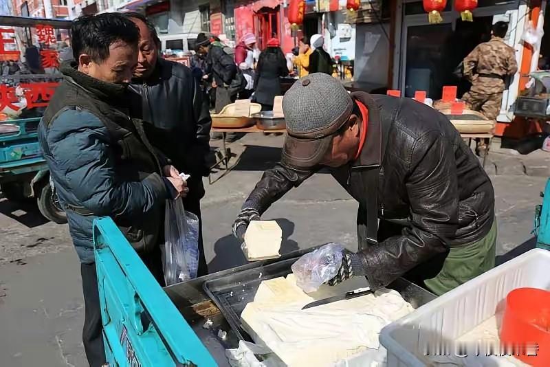 买豆腐别乱挑，记住一句话：边和中，差别大，很多人一直买错了！藏在菜市场豆腐摊的