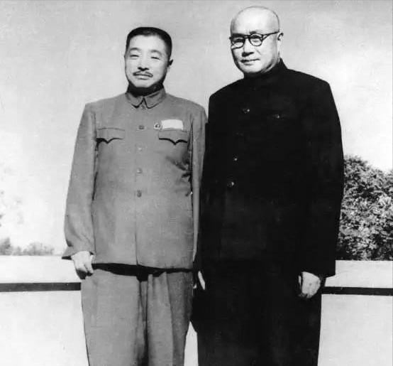 1950年，西南军区成立，司令员没选刘伯承。毛主席却让贺龙当司令员，刘伯承任主席