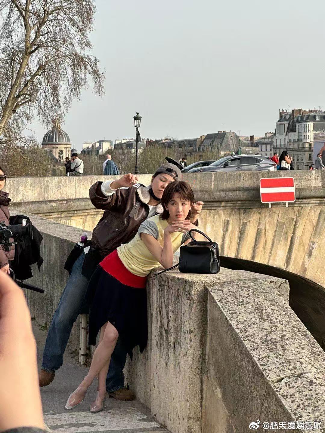 巴黎偶遇陈都灵没想到短发的陈都灵这么有味道，巴黎街头文艺氛围感拉满，清冷又温柔