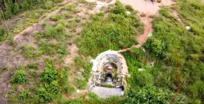 村里一个挣到钱的年轻人，以150元一座坟墓的价钱，提前请人给祖先的坟墓除了草，清