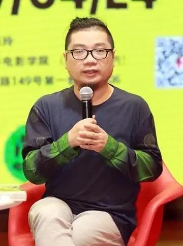 当年郭敬明发文说：在天安门看升国旗流泪，程青松辱骂郭敬明是脑残。程青松这种