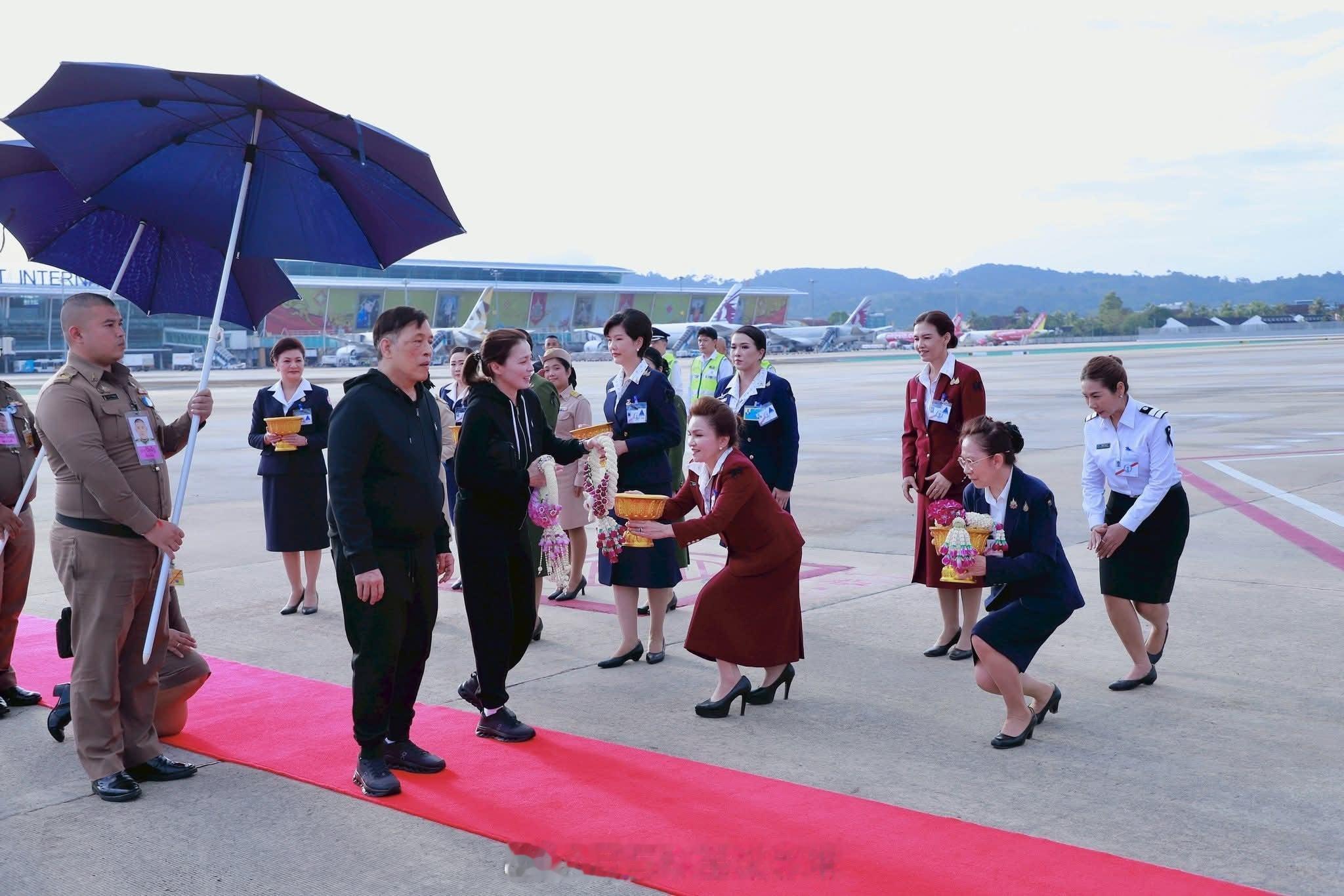 王室王室泰国王室素娘娘2025年12月6日，狗哥素娘娘接见帆船赛组委会成员。