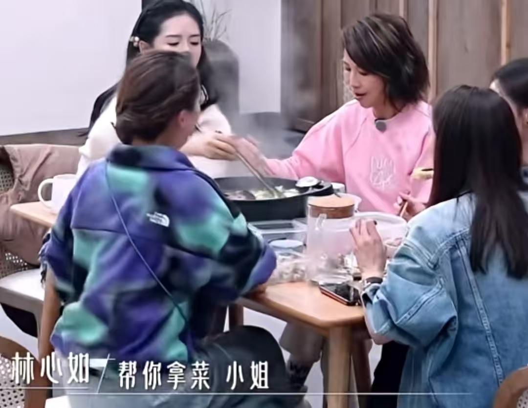 林心如去帮应采儿拿菜，袁咏仪说她好有礼貌！应采儿:“去哪里”，林心如:“帮你拿