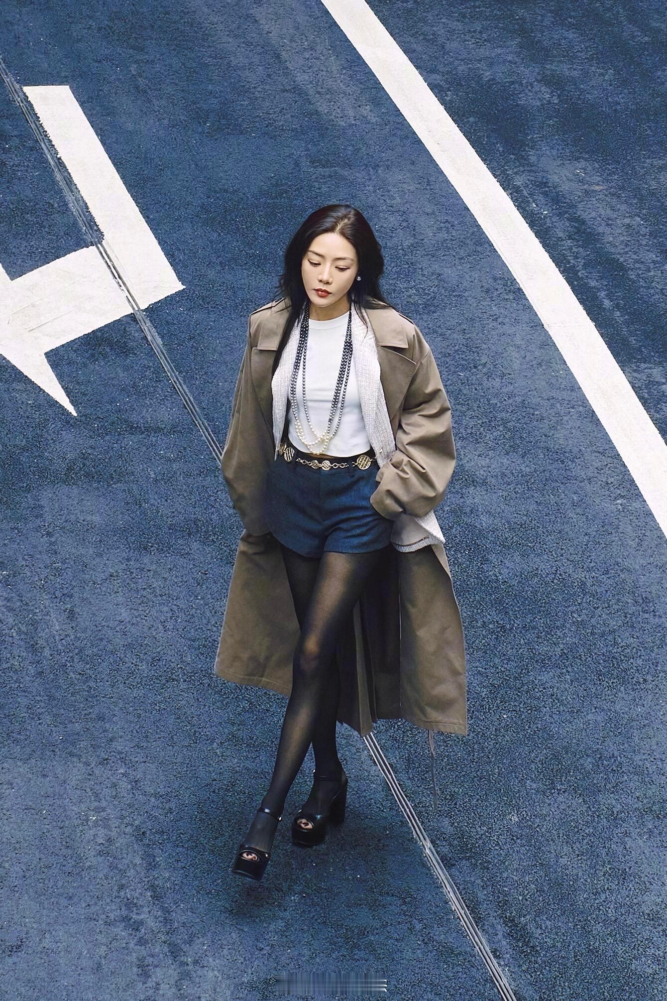 邓家佳黑丝漏脚趾凉鞋穿搭​​​