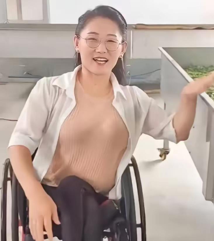 🐰山东莒县有个叫董明英的女人，打生下来就和别人不一样——先天骨盆畸形，