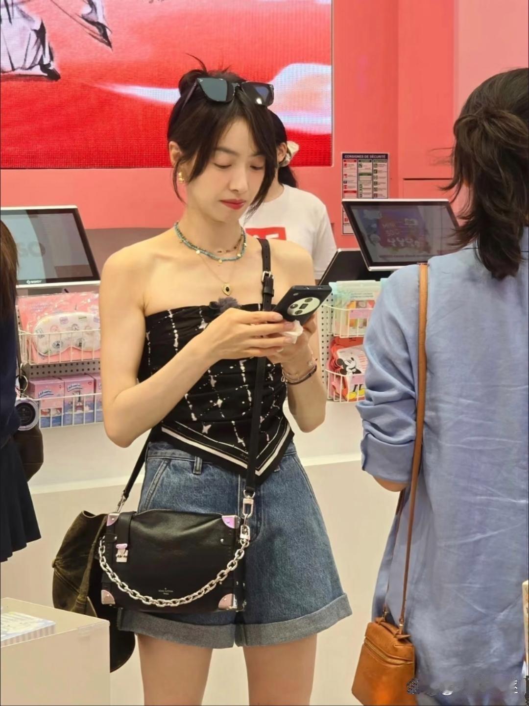 宋茜生图好瘦啊，没想到上镜刚好的身材，真人瘦成这样!​​​