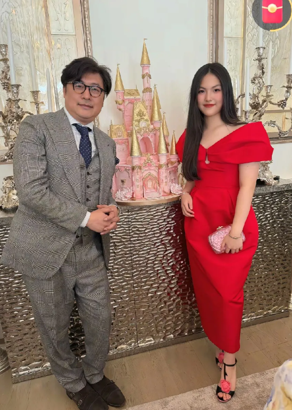 注意看！对比下，王诗龄他爹王岳伦挺寒碜的！他脚上这鞋不及女儿鞋子的零头吧？女