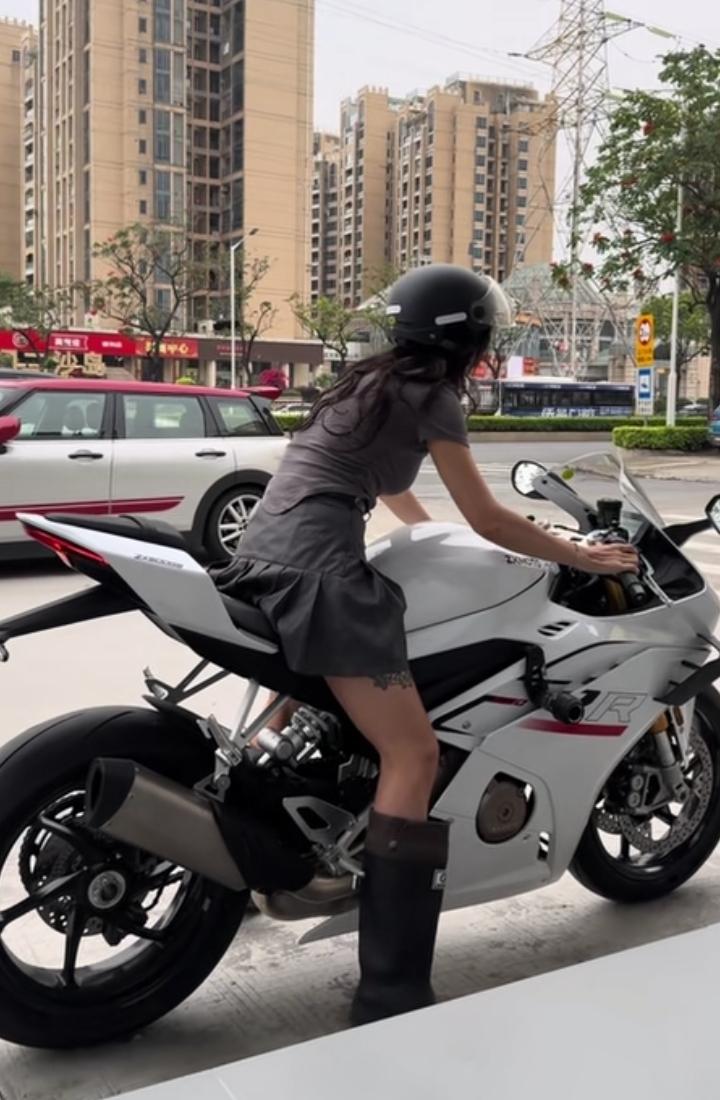 美女试驾张雪机车太帅了，皮衣一穿、头盔一戴，油门一响，又酷又飒。张雪机车最