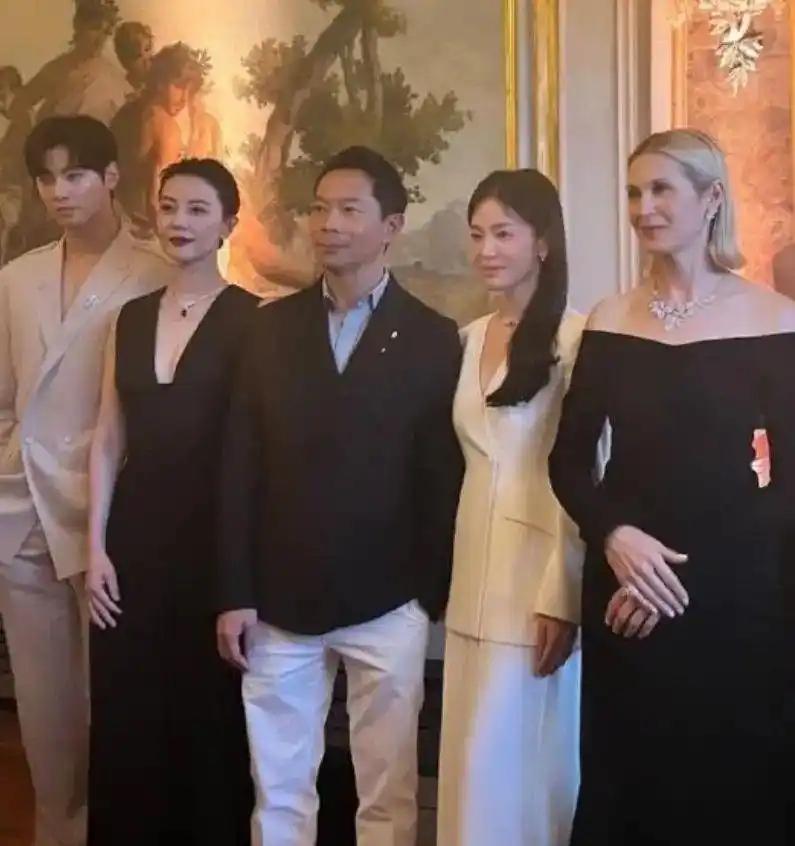 高圆圆是娱乐圈里拔尖的美人，宋慧乔也是娱乐圈里拔尖的美人，她们气质与诸多流量小花