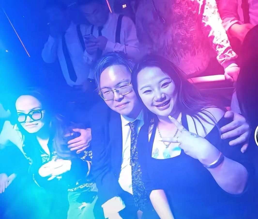 近期，向太陈岚提及向佑的恋情，称：“你敢结婚我也不认”。2025年，有网友在