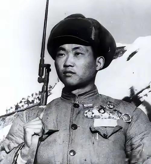 1952年，上甘岭战役，一名新兵守阵地时，见美军冲来很慌乱，忽然，瞥见敌指挥官挥