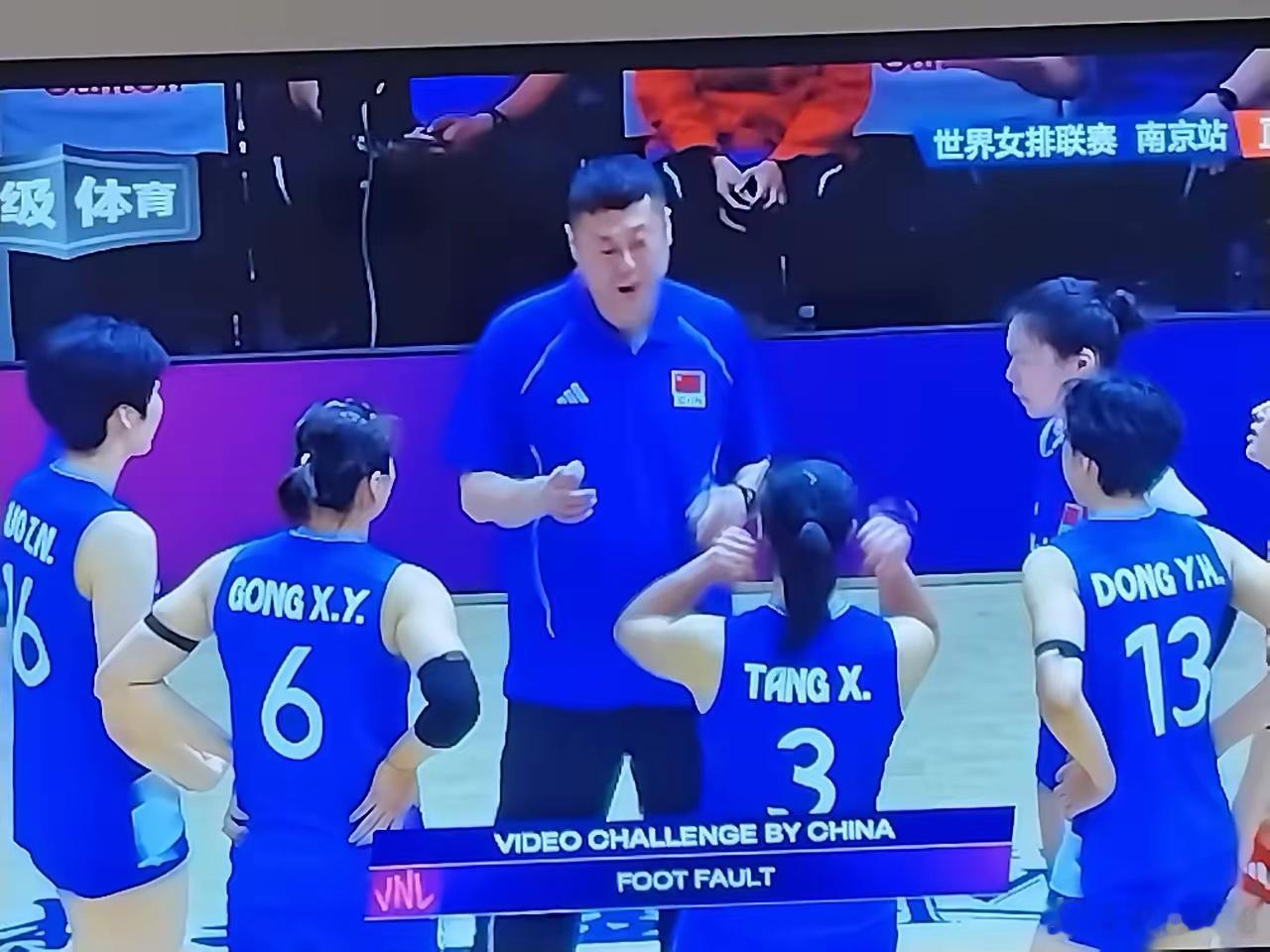 对阵泰国队，女排在第二局输得着实可惜。第二局中，比分来到24：22，女排领先2分