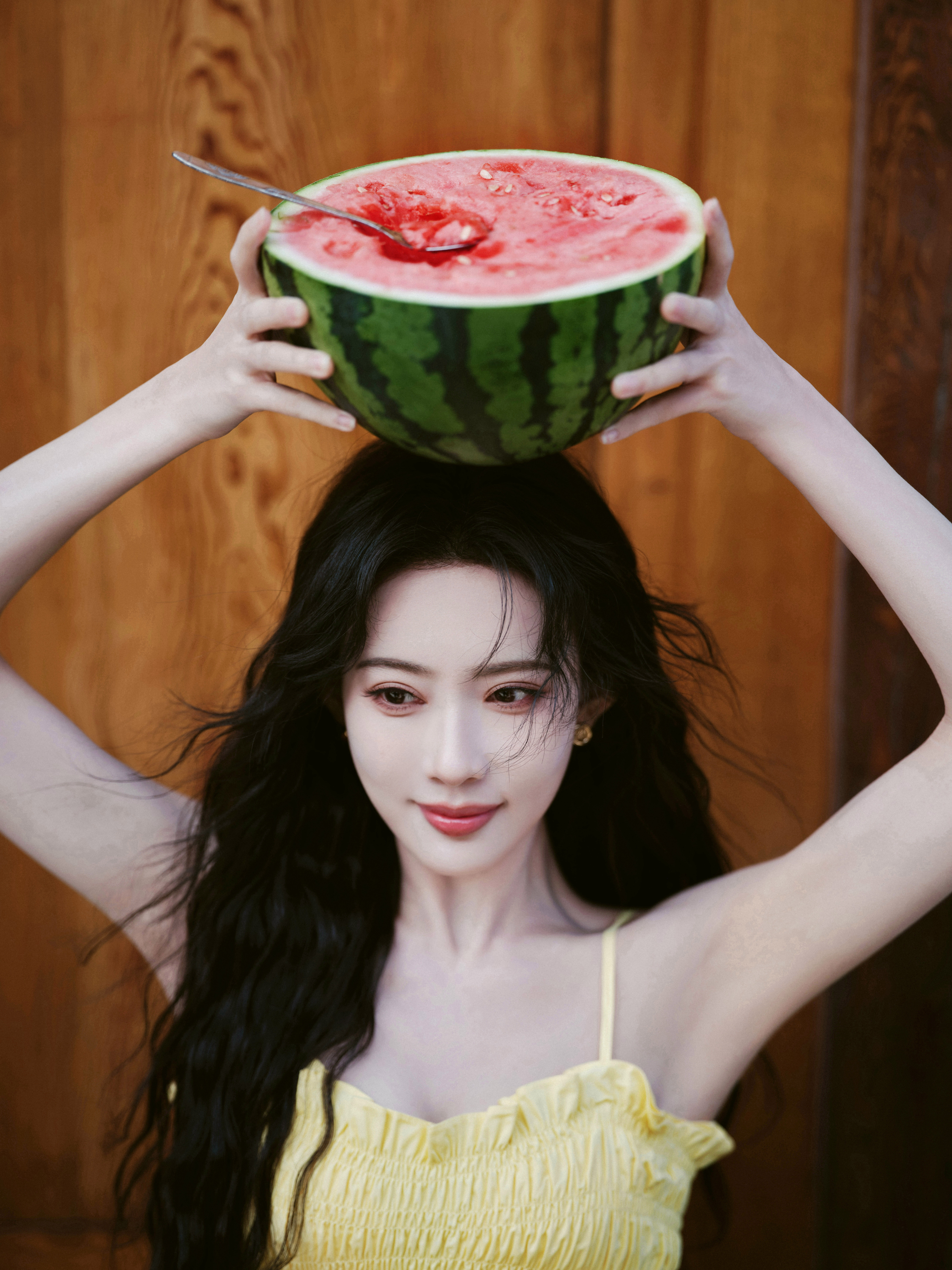 孟子义✖️MK👜穿着淡黄色长裙漫步在胡同，仿佛回到了记忆中的夏天，是一种清清爽