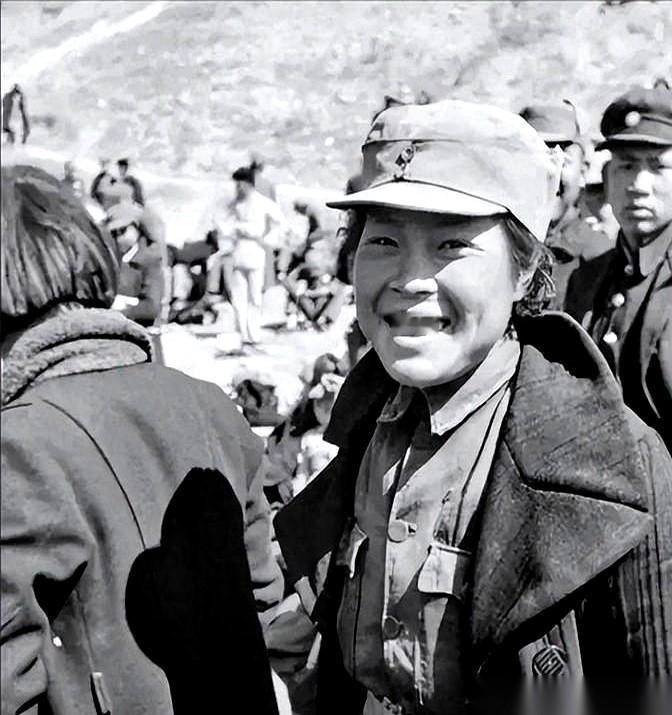 一个地主，大冷天开门，门口趴着个女红军，快断气了。他瞅了瞅四下没人，一把给扛进