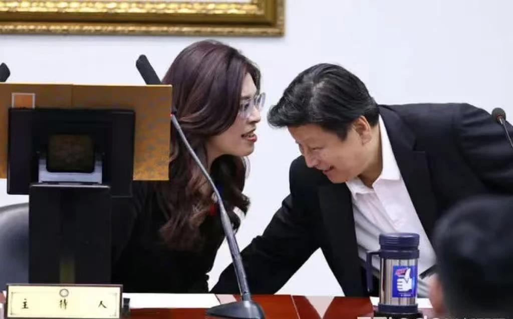 郑丽文访问大陆，傅昆萁一句话定调，侯友宜该惭愧了国民党主席郑丽文明天将开启大