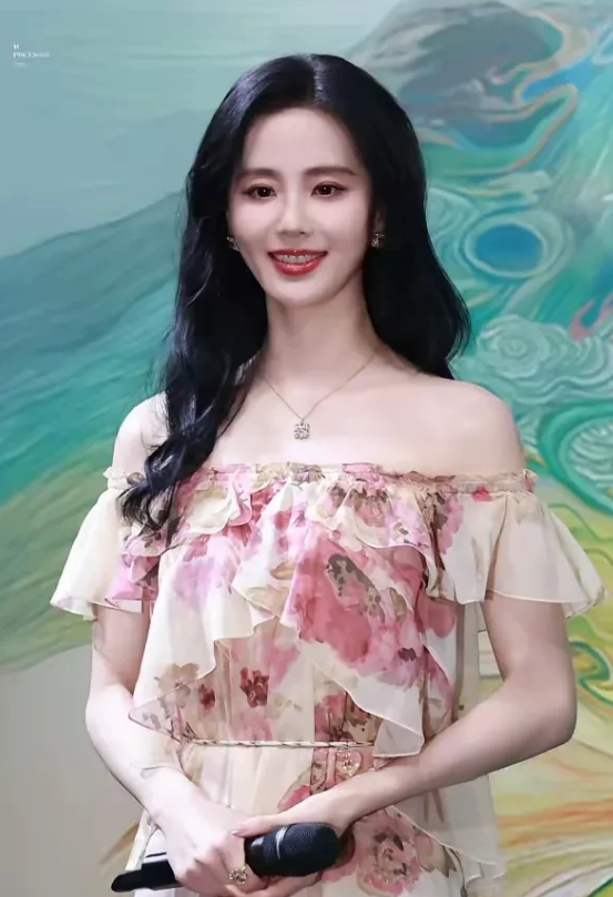 刘诗诗的优雅气质总是那么令人着迷，身着粉色一字肩的印花裙，温柔甜美。练习舞蹈出