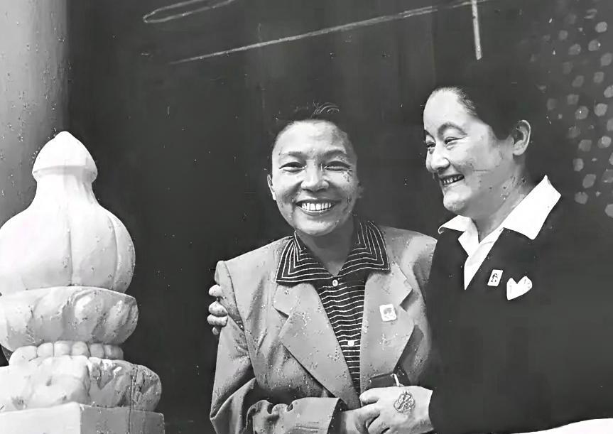 一张珍贵的照片。1950年，天安门城楼上，蔡畅与史良在天安门城楼上，亲切交谈时