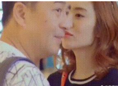 2009年，张嘉译爆红后，给二婚老婆买7000万豪宅，和百万豪车，而前妻杜珺却过