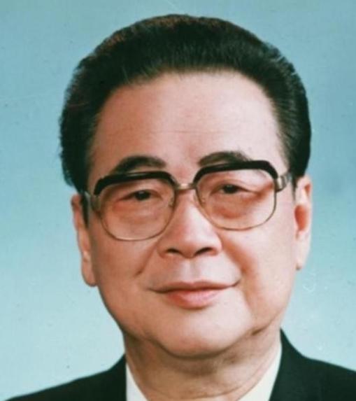 1992年7月10日晚上8点，88岁的邓颖超躺在病床上，气若游丝。秘书赵炜俯下身