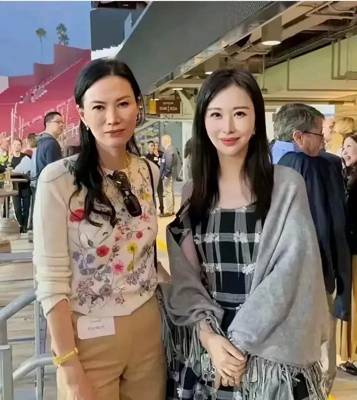 两位的同框，怎么看还是觉得邓文迪气场要强些，田朴珺虽然看起来温和，但是气质一般般