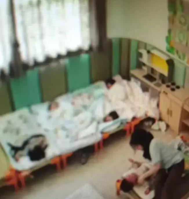 上海，16个月大的宝宝第一天入托，因午睡哭闹竟被老师陈某某死死按住，双手举过头顶