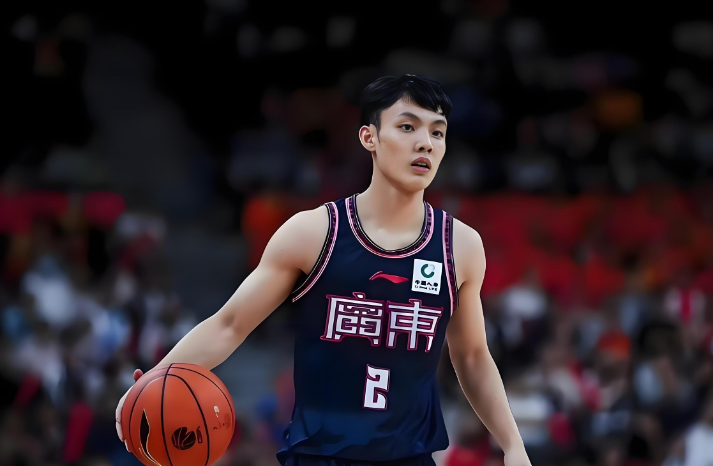 徐杰赚大了！据广东媒体人透露：徐杰的新代言合同于昨天下午开始生效，广东男篮徐中